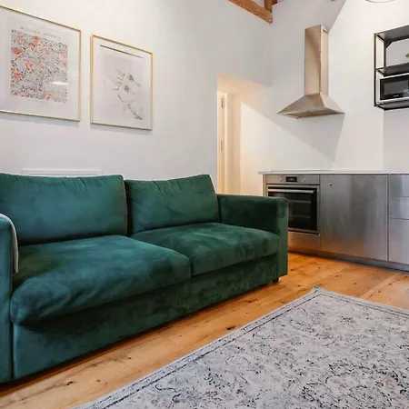 Group Loft Duplex -130sqm- Near Antonplatz Berlino